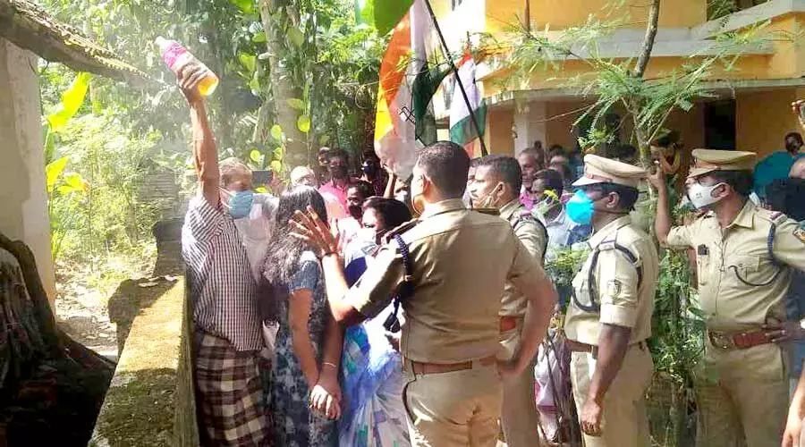 സിൽവർലൈൻ: കല്ലിടുന്നതിനെതിരെ കൊട്ടിയത്ത് ഇരകൾ ആത്മഹത്യക്കൊരുങ്ങി