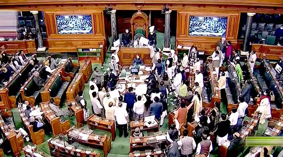 ആധാറും വോട്ടർ ഐ.ഡിയും ബന്ധിപ്പിക്കും; തെരഞ്ഞെടുപ്പ് നിയമ ഭേദഗതി ബില്‍ ലോക്സഭ പാസ്സാക്കി