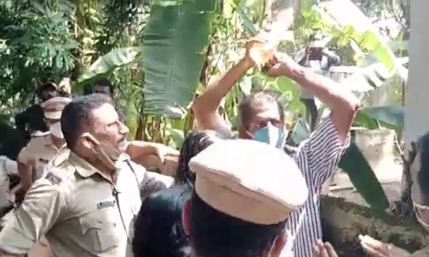 കെ റെയിലിന് കല്ലിടുന്നു; കൊട്ടിയത്ത് ആത്മഹത്യ ഭീഷണി മുഴക്കി ഇരകൾ