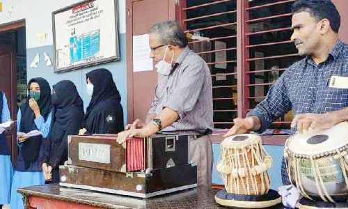 അഞ്ചുഭാഷകളിൽ പ്രാർഥന ഗാനമൊരുക്കി വിദ്യാലയം