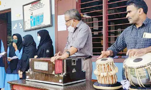 അഞ്ചുഭാഷകളിൽ പ്രാർഥന ഗാനമൊരുക്കി വിദ്യാലയം അഞ്ചുഭാഷകളിൽ പ്രാർഥന ഗാനമൊരുക്കി വിദ്യാലയം