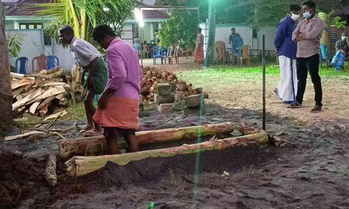 അച്ഛന്റെ കുഴിമാടത്തിനരികിൽ രഞ്ജിത്തിന് ചിതയൊരുങ്ങി; മൃതദേഹം ആറാട്ടുപുഴയിൽ സംസ്കരിക്കും അച്ഛന്റെ കുഴിമാടത്തിനരികിൽ രഞ്ജിത്തിന് ചിതയൊരുങ്ങി; മൃതദേഹം ആറാട്ടുപുഴയിൽ സംസ്കരിക്കും