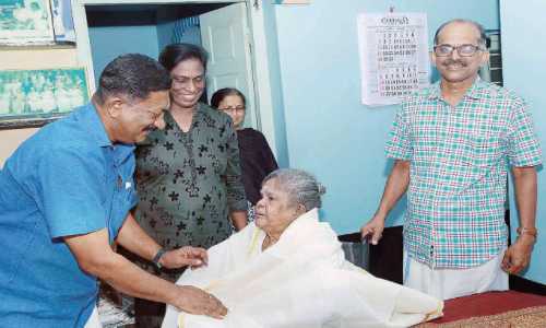 ടീച്ചറമ്മ​യു​ടെ അ​നു​ഗ്ര​ഹം തേ​ടി പി.​ടി. ഉ​ഷ​യും ശ്രീ​നി​വാ​സ​നും പൊ​ന്നാ​നി​യി​ലെ​ത്തി