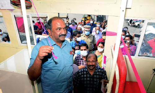 മന്ത്രി ഡബിള്‍ ബെല്ലടിച്ചു; പിങ്ക് കഫേ കായല്‍ക്കൂട്ട് തയാർ