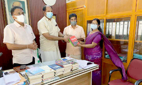 50ാം പിറന്നാളിന് 50 പുസ്തകങ്ങൾ നൽകി സ്കൂൾ പ്രിൻസിപ്പൽ