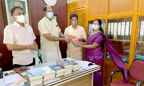 50ാം പിറന്നാളിന് 50 പുസ്തകങ്ങൾ നൽകി സ്കൂൾ പ്രിൻസിപ്പൽ