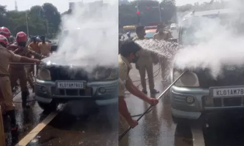 നിർത്തിയിട്ട കാറിന് തീ പിടിച്ചു