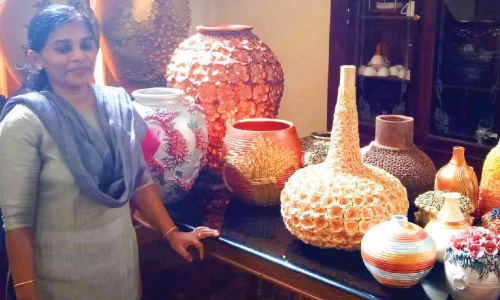 ക​യ്യാ​ല​യി​ൽ ഒ​രു​ങ്ങു​ന്നു; വേ​റി​ട്ട ശി​ൽ​പ ഭ​ര​ണി​ക​ൾ