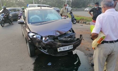 കാർ ഡിവൈഡറിൽ ഇടിച്ചു തകർന്നു