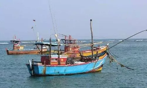 മ​ത്സ്യ​ബ​ന്ധ​ന യാ​ന​ങ്ങ​ൾ പി​ടി​ച്ചെ​ടു​ത്തു