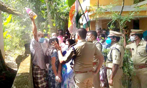 സിൽവർലൈൻ: കല്ലിടുന്നതിനെതിരെ കൊട്ടിയത്ത് ഇരകൾ ആത്മഹത്യക്കൊരുങ്ങി