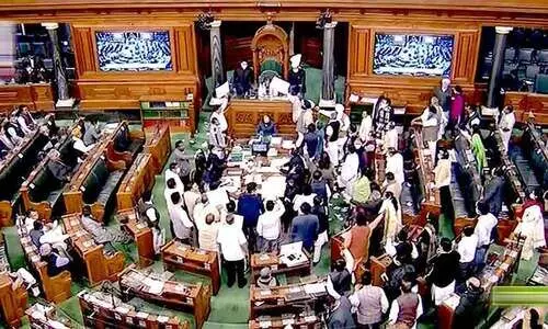 ആധാറും വോട്ടർ ഐ.ഡിയും ബന്ധിപ്പിക്കും; തെരഞ്ഞെടുപ്പ് നിയമ ഭേദഗതി ബില്‍ ലോക്സഭ പാസ്സാക്കി