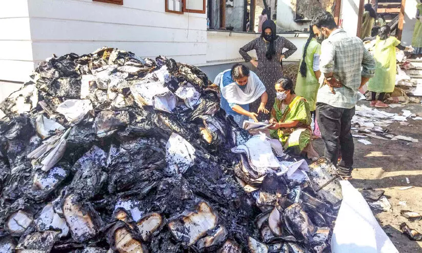 ഹൃ​ദ​യ​ഭേ​ദ​ക കാ​ഴ്ച​യാ​യി വ​ട​ക​ര താ​ലൂ​ക്ക് ഓ​ഫി​സിലെ ക​ത്തി​യ ഫ​യ​ലു​ക​ൾ