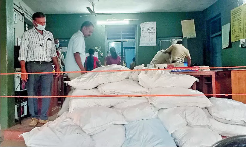 മൂത്തേടത്ത് നിരോധിത പുകയില ഉല്പന്നങ്ങളുടെ വന് ശേഖരം പിടികൂടി മൂത്തേടത്ത് നിരോധിത പുകയില ഉല്പന്നങ്ങളുടെ വന് ശേഖരം പിടികൂടി