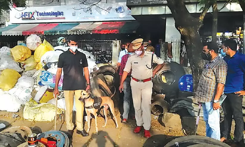 ആലപ്പുഴ ഇരട്ടക്കൊല: കോഴിക്കോട് നഗരത്തിലെ വിവിധ ഭാഗങ്ങളിൽ പൊലീസ് പരിശോധന ആലപ്പുഴ ഇരട്ടക്കൊല: കോഴിക്കോട് നഗരത്തിലെ വിവിധ ഭാഗങ്ങളിൽ പൊലീസ് പരിശോധന