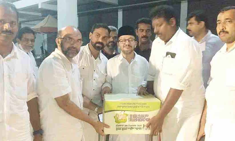 കെ.എം.സി.സി സ്നേഹസമ്മാനം വിതരണം ചെയ്തു കെ.എം.സി.സി സ്നേഹസമ്മാനം വിതരണം ചെയ്തു