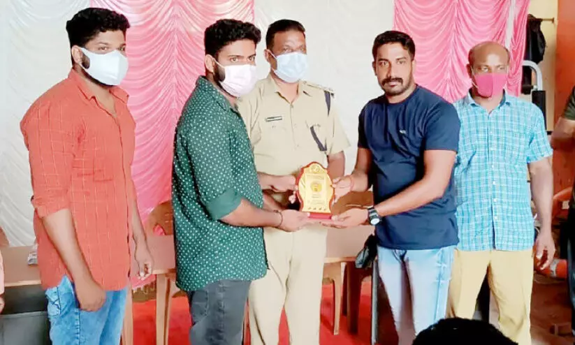 രക്ഷാപ്രവര്ത്തനത്തിനിടെ മോഷണം; നൗഫറിന് നഷ്ടപ്പെട്ട പണം പകരം നല്കി ചങ്ങാതിക്കൂട്ടം രക്ഷാപ്രവര്ത്തനത്തിനിടെ മോഷണം; നൗഫറിന് നഷ്ടപ്പെട്ട പണം പകരം നല്കി ചങ്ങാതിക്കൂട്ടം