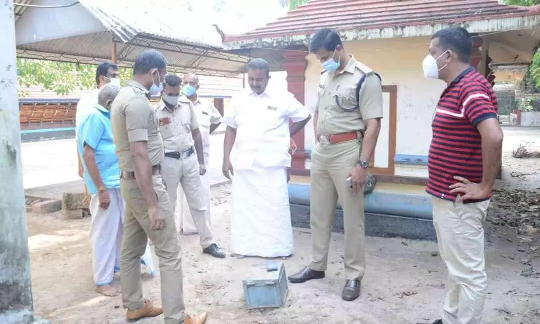 ചിങ്ങോലി കാവിൽ പടിക്കൽ ക്ഷേത്രത്തിൽ വൻ കവർച്ച; ആഭരണങ്ങളും പണവും കവർന്നു ചിങ്ങോലി കാവിൽ പടിക്കൽ ക്ഷേത്രത്തിൽ വൻ കവർച്ച; ആഭരണങ്ങളും പണവും കവർന്നു