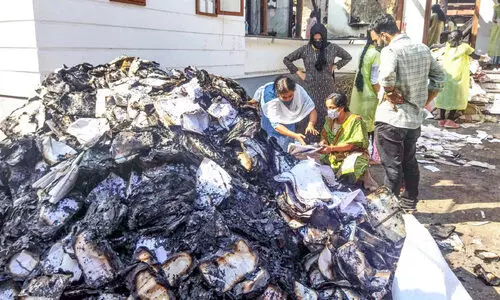 ഹൃ​ദ​യ​ഭേ​ദ​ക കാ​ഴ്ച​യാ​യി വ​ട​ക​ര താ​ലൂ​ക്ക് ഓ​ഫി​സിലെ ക​ത്തി​യ ഫ​യ​ലു​ക​ൾ