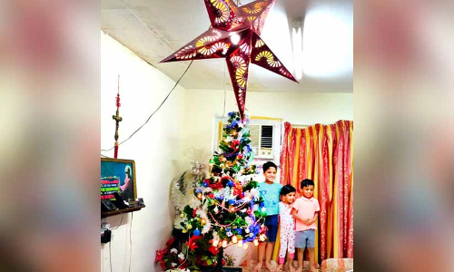 ക്രി​സ്​​മ​സ് അ​ല​ങ്കാ​ര​ങ്ങ​ളി​ൽ തി​ള​ങ്ങി നാ​ട്​