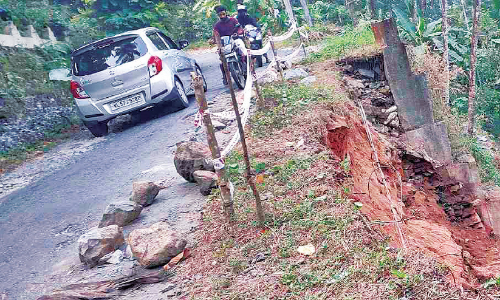 തലയാട്–വയലട റോഡ് തകർച്ചയിലേക്ക്