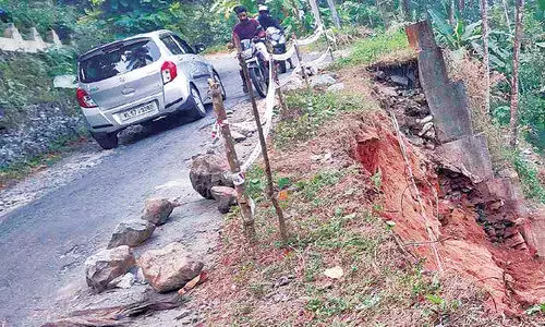 തലയാട്–വയലട റോഡ് തകർച്ചയിലേക്ക്