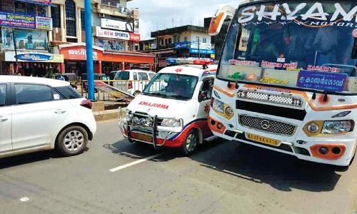 കെ.എസ്.ടി.പി റോഡിൽ ആംബുലൻസും ഗതാഗതക്കുരുക്കിൽ
