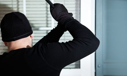 ക​വ​ർ​ച്ച: സ്വ​ദേ​ശി​യ​ട​ക്കം നാ​ലു​പേ​ർ പി​ടി​യി​ൽ