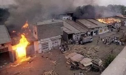 ഈ കലാപ ചിത്രങ്ങൾ കണ്ടാൽ നിങ്ങൾ വർഗീയ ഭ്രാന്തൻമാരെ താനെ അകറ്റും; വൈറലായി കുറിപ്പ്​