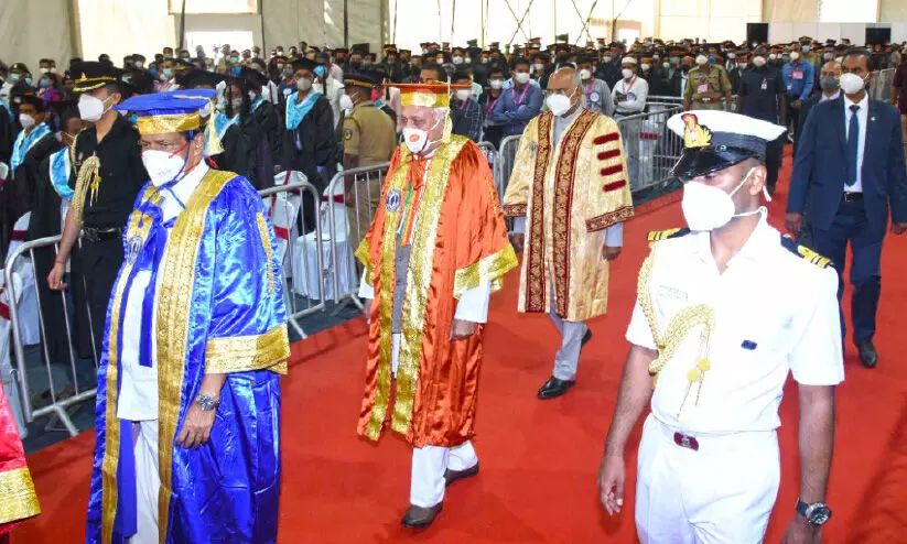 കേ​ന്ദ്ര സ​ർ​വ​ക​ലാ​ശാ​ലയിൽ 742 വിദ്യാർഥികൾ ബിരുദം ഏറ്റുവാങ്ങി; ചടങ്ങിൽ നിന്ന്​ എം.പിയും എം.എൽ.എയും ഔട്ട്​