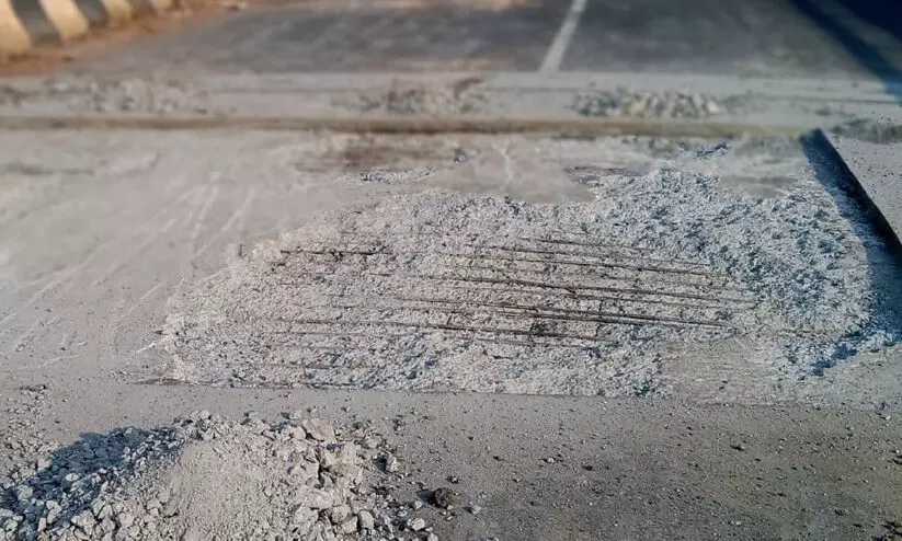 പാ​പ്പി​നി​ശ്ശേ​രി പാലത്തി​െൻറ ഉപരിതലത്തിലും കേടുപാടുകൾ; കമ്പികള്‍ ദ്രവിച്ചനിലയില്‍