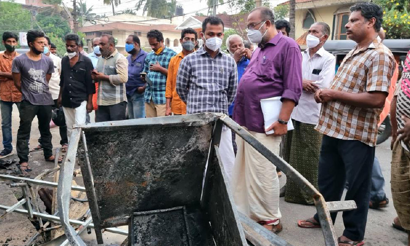 കുമാരപുരത്ത് മൂന്ന് കടകളിൽ തീപിടിത്തം കുമാരപുരത്ത് മൂന്ന് കടകളിൽ തീപിടിത്തം