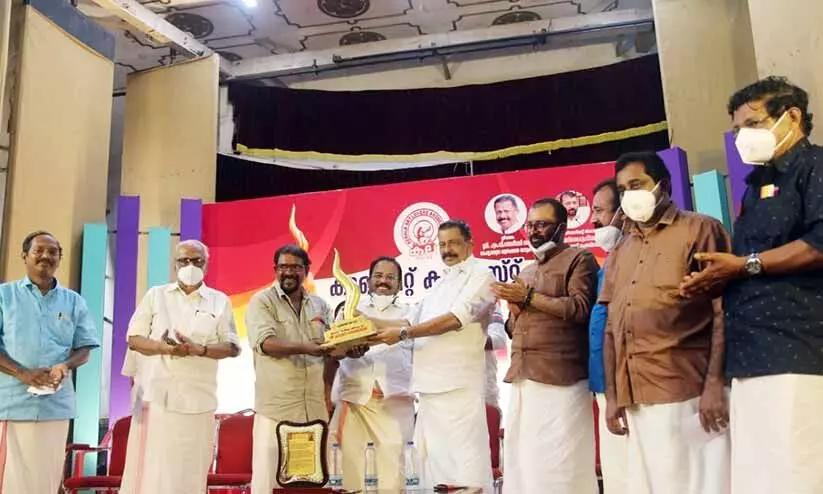 കുവൈത്ത് കല ട്രസ്റ്റ് സാംബശിവൻ പുസ്കാരം വിതരണം ചെയ്തു കുവൈത്ത് കല ട്രസ്റ്റ് സാംബശിവൻ പുസ്കാരം വിതരണം ചെയ്തു