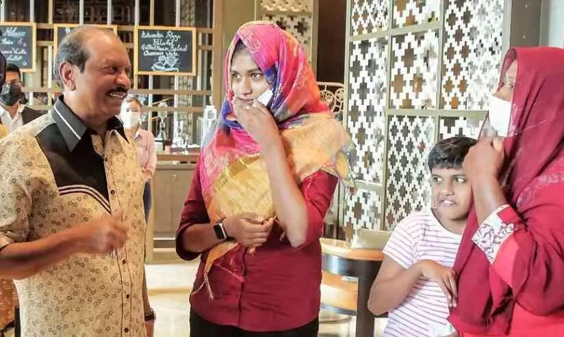 ഷഹ്രിൻ അമാനെ കാണാൻ യൂസുഫ് അലി എത്തി;   പഠന ചെലവും സഹോദരന്‍റെ ചികിത്സ ചെലവും വഹിക്കും