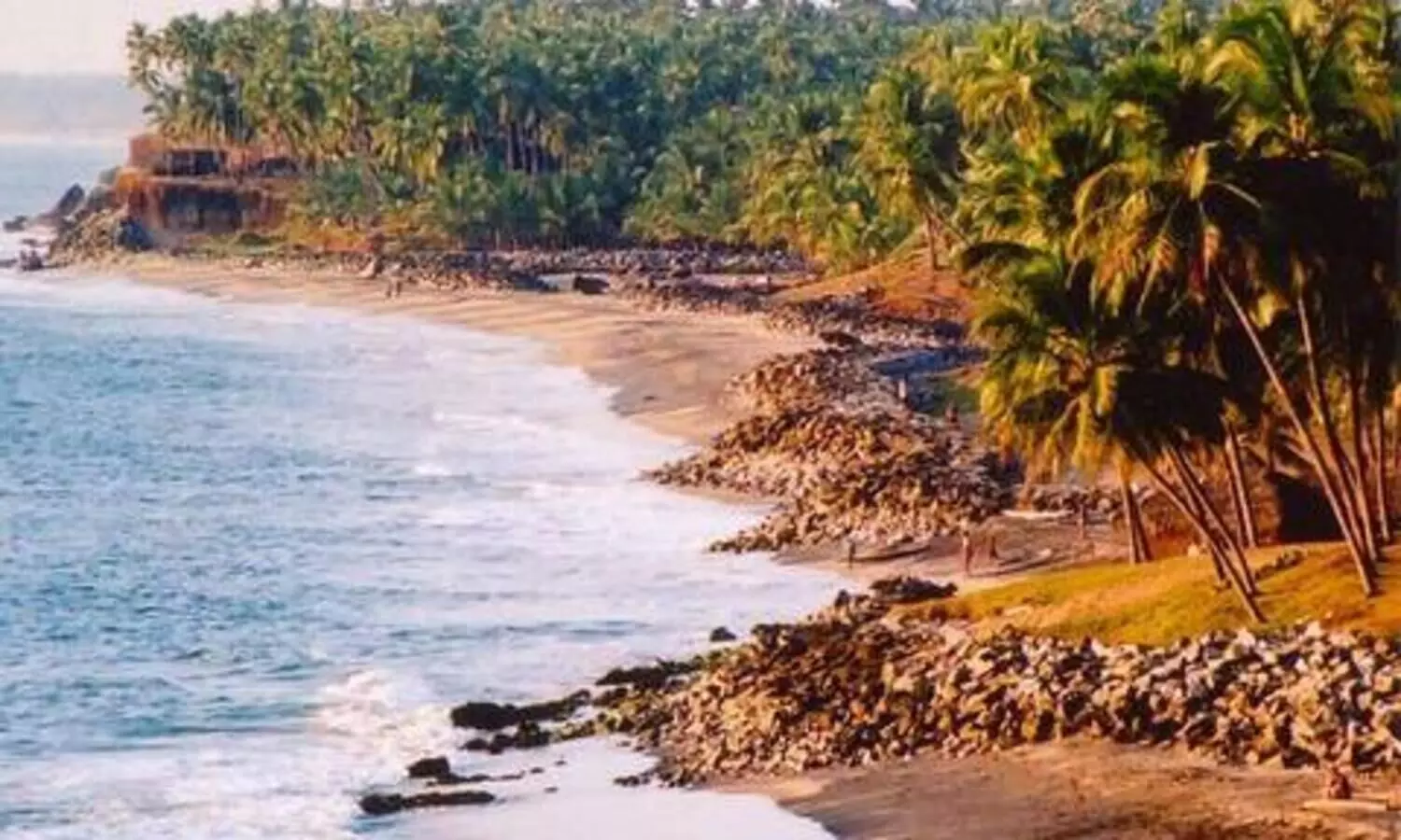 പാപനാശത്ത് കടലിലകപ്പെട്ട യുവാവിന് രക്ഷകരായി ലൈഫ് ഗാർഡുമാർ