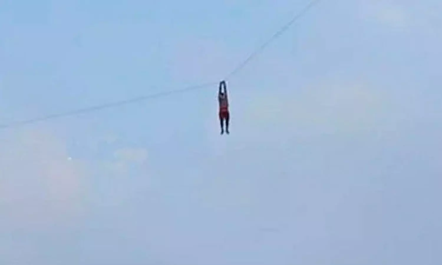 പട്ടം പറത്തി,  പട്ടത്തിനൊപ്പം 30 അടി ഉയരത്തിൽ യുവാവും പറന്നു, ഒടുവിൽ സംഭവിച്ചത്....! - VIDEO