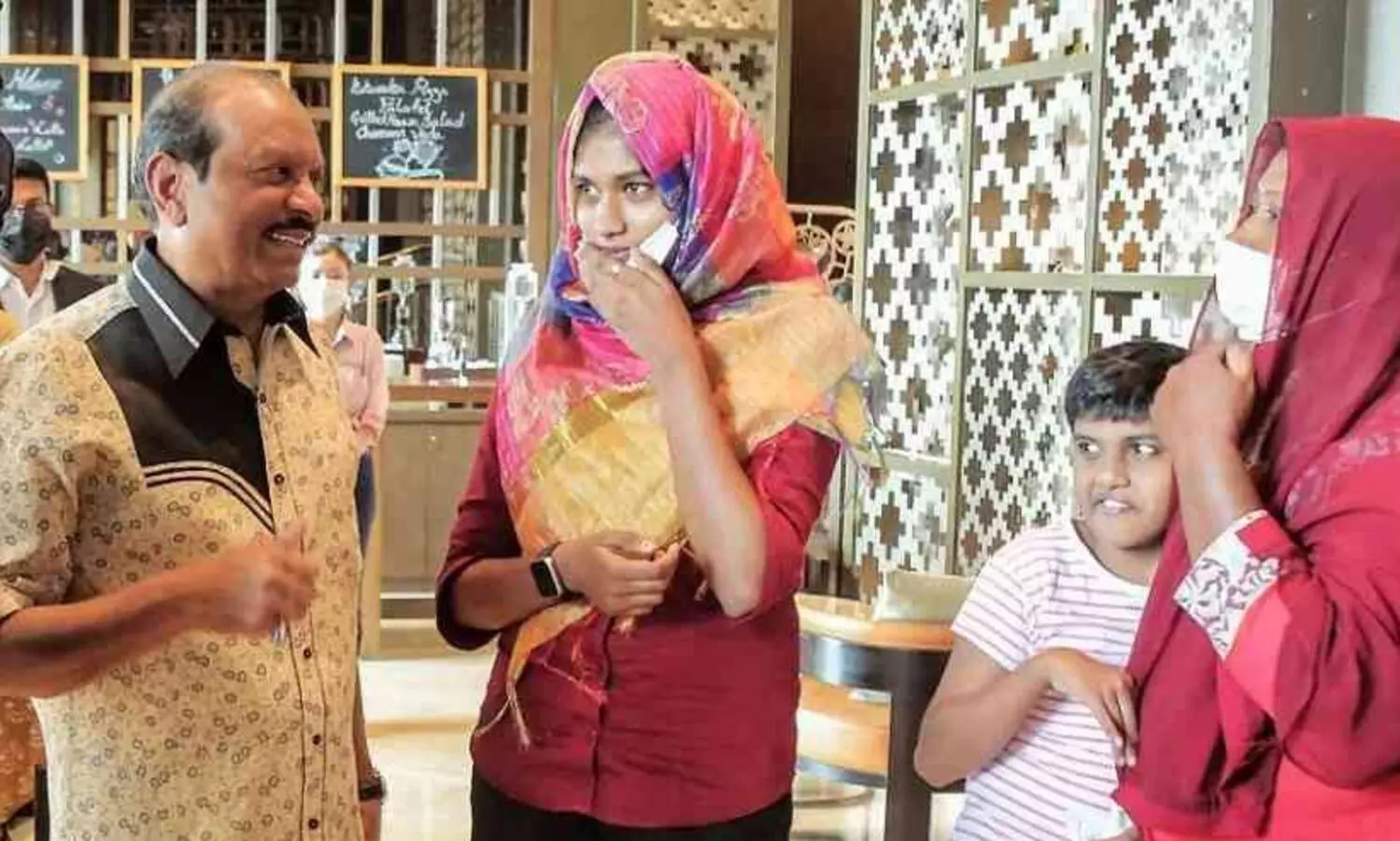 ഷഹ്രിൻ അമാനെ കാണാൻ യൂസുഫ് അലി എത്തി;   പഠന ചെലവും സഹോദരന്‍റെ ചികിത്സ ചെലവും വഹിക്കും