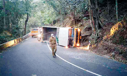 ചുരത്തിൽ ടിപ്പർ മറിഞ്ഞ് ഡ്രൈവർക്ക് പരിക്ക്