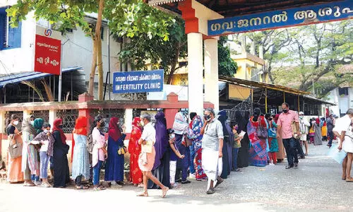 ഗവ. ബീച്ച് ആശുപത്രി: ഒ.പി ടിക്കറ്റിന് മണിക്കൂറുകളുടെ കാത്തിരിപ്പ്, രോഗികളുടെ നിര നടുറോഡിൽ