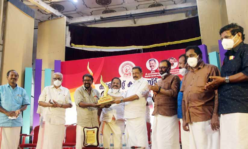 കുവൈത്ത്​ കല ട്രസ്​റ്റ്​ സാംബശിവൻ പുസ്​കാരം വിതരണം ചെയ്തു