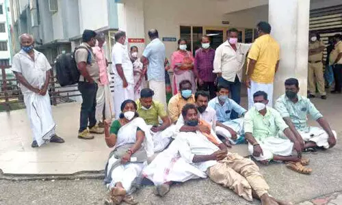 ക​ട​ബാ​ധ്യ​ത​യെ തു​ട​ർ​ന്ന് ആ​ത്മ​ഹ​ത്യ ചെ​യ്ത രാജിയുടെ മൃതദേഹം സംസ്കരിച്ചു; ബന്ധുക്കൾ പ്രതിഷേധിച്ചു