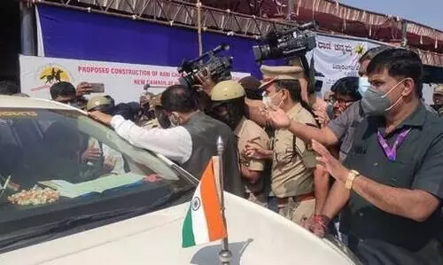 വാഗ്ദാനം ചെയ്ത ലാപ്ടോപ് നൽകിയില്ല; കർണാടക മുഖ്യമന്ത്രിയെ തടഞ്ഞ് വിദ്യാർഥികൾ