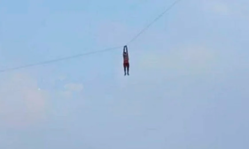 പട്ടം പറത്തി,  പട്ടത്തിനൊപ്പം 30 അടി ഉയരത്തിൽ യുവാവും പറന്നു, ഒടുവിൽ സംഭവിച്ചത്....! - VIDEO