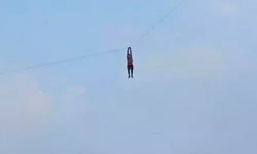 പട്ടം പറത്തി,  പട്ടത്തിനൊപ്പം 30 അടി ഉയരത്തിൽ യുവാവും പറന്നു, ഒടുവിൽ സംഭവിച്ചത്....! - VIDEO