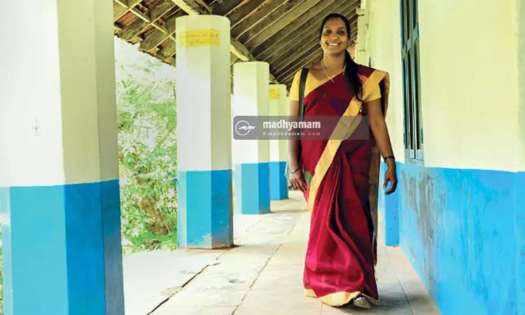 ഒരു വ്യാഴവട്ടക്കാലം തൂ​പ്പു​കാ​രി​യാ​യി​രു​ന്ന അതേ സ്​കൂളിൽ ലി​ൻ​സ ഇന്ന്​ ഇം​ഗ്ലീ​ഷ് അ​ധ്യാ​പി​ക​യാ​ണ്