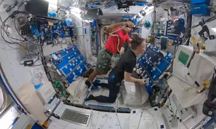 ബഹിരാകാശത്തൊരു മുടിവെട്ട്​; രസകരമായ വിഡിയോ പങ്കുവെച്ച്​ ബഹിരാകാശ യാത്രികൻ