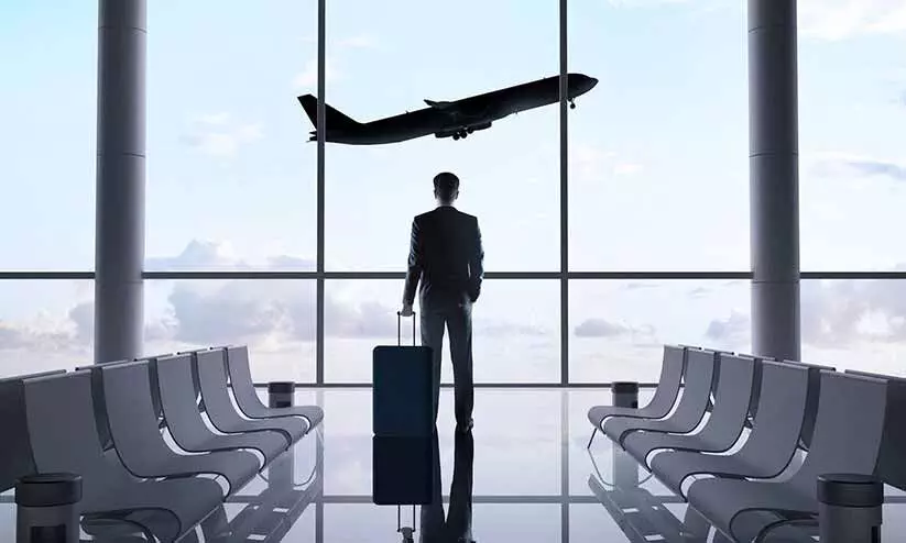 കീ​ശ​കീ​റു​ന്ന വി​മാ​ന​യാ​ത്ര: പ്ര​വാ​സി​ക​ൾ പെ​രു​വ​ഴി​യി​ൽ