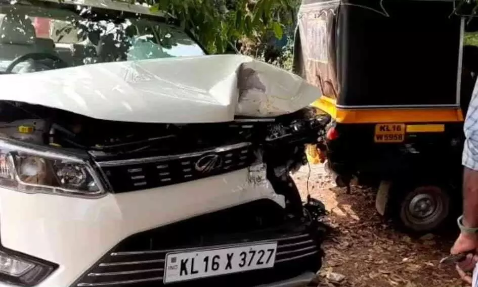 ക്രിസ്മസ് ആഘോഷത്തിനിടെ കാർ അപകടം;വിദ്യാർത്ഥിനിക്ക് പരിക്ക് ക്രിസ്മസ് ആഘോഷത്തിനിടെ കാർ അപകടം;വിദ്യാർത്ഥിനിക്ക് പരിക്ക്