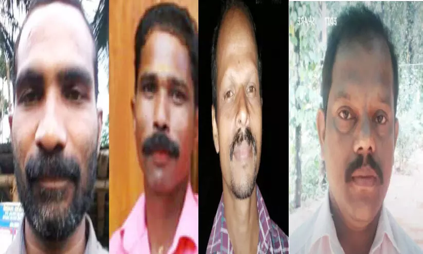 പാണത്തൂരില് മരം കയറ്റിയ ലോറി നിയന്ത്രണം വിട്ട് മറിഞ്ഞ് നാല് പേര് മരിച്ചു പാണത്തൂരില് മരം കയറ്റിയ ലോറി നിയന്ത്രണം വിട്ട് മറിഞ്ഞ് നാല് പേര് മരിച്ചു