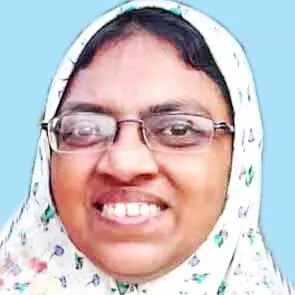 ഭ​ർ​ത്താ​വി​നും മ​ക​ൾ​ക്കു​മൊ​പ്പം ബൈ​ക്കി​ൽ സ​ഞ്ച​രി​ച്ച യു​വ​തി ബ​സ്​ ത​ട്ടി മ​രി​ച്ചു